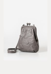 Borsa a tracolla grigia in pelle con una finitura testurizzata, forma arrotondata, chiusura con fibbia metallica e tracolla regolabile. Logo stampato sul davanti.
