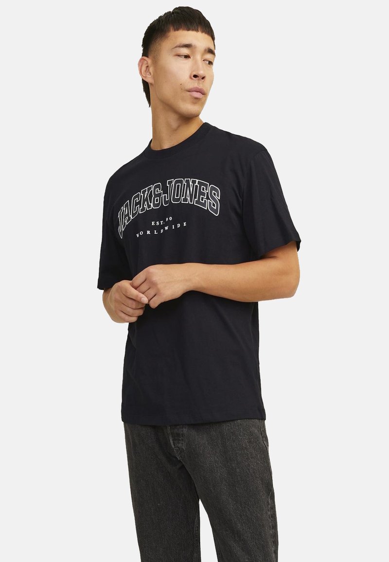 Sort bomuld t-shirt med hvidt "JACK & JONES" tekst og buet detaljering. Korte ærmer og en klassisk pasform.