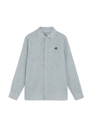 Camisa de manga larga con botones, rayas verticales en gris claro y blanco, y un pequeño logo de calavera oscura bordado en el pecho izquierdo.