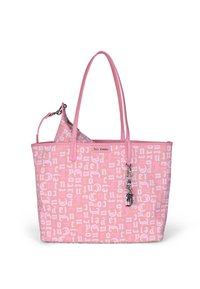 Borsa tote rosa con motivo testuale bianco e texture liscia. Presenta doppi manici, una pochette più piccola rimovibile e un accento di charm in metallo.