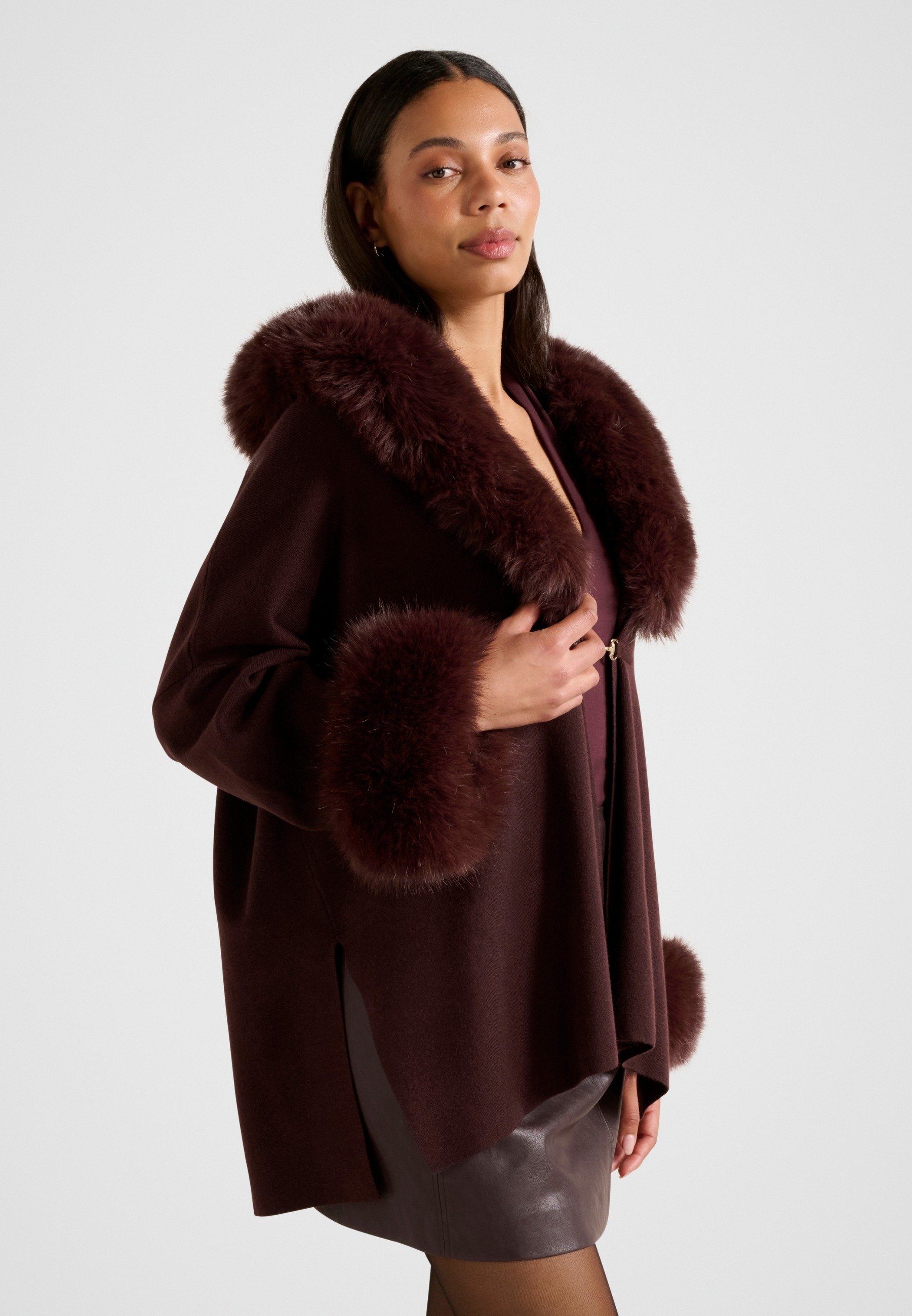 Forever New ALIA FUR TRIM - Cape - chocolate/brown - Zalando.co.uk