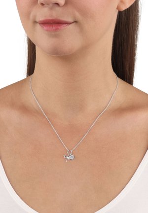 Collana in argento con un ciondolo a forma di cucchiaio e forchetta, appesa a una catena sottile, con una texture liscia e lucida.