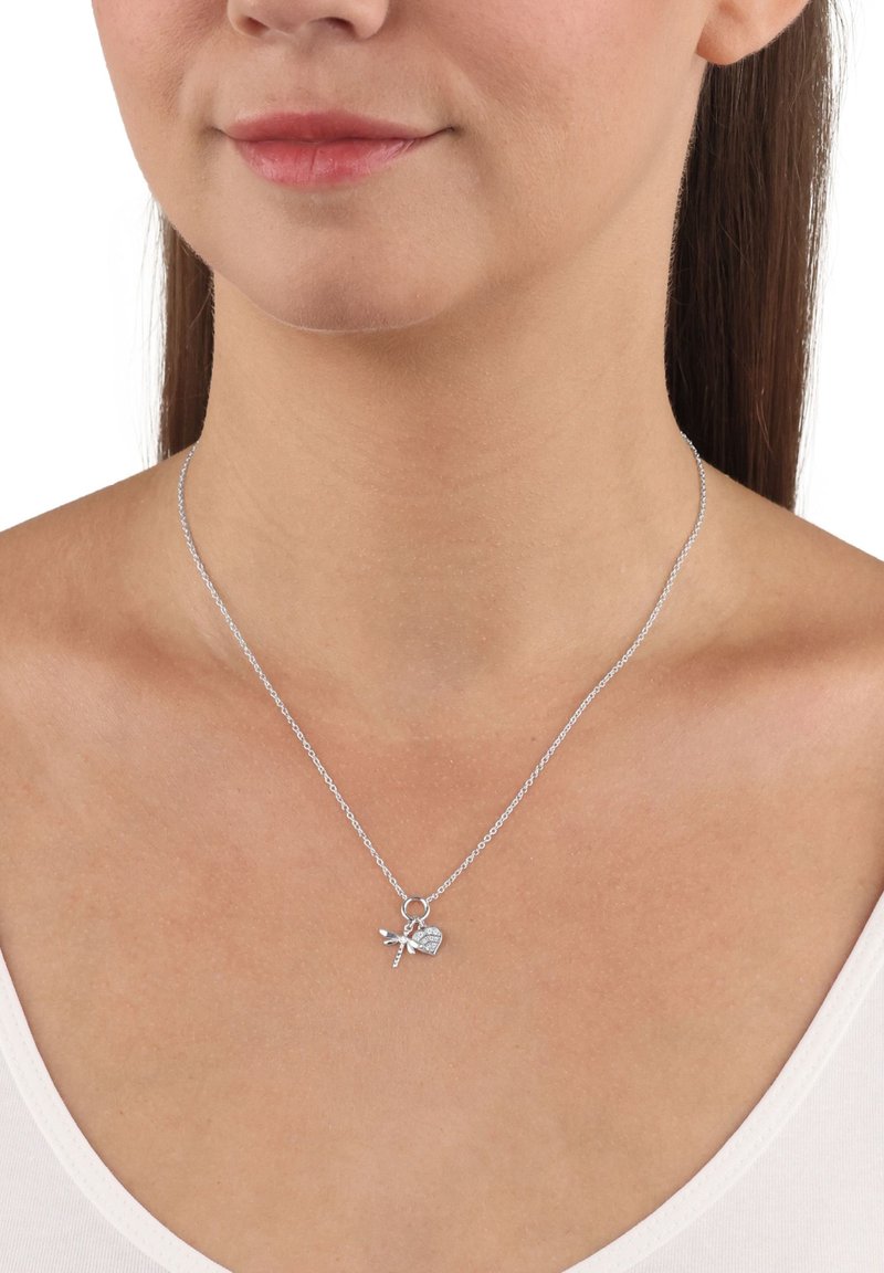 Sömlös halsband av silver med en berlock i form av en sked och gaffel som hänger från ett fint kedja, med en slät polerad yta.