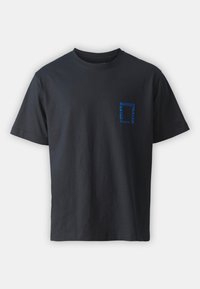 Μαύρο βαμβακερό t-shirt με κοντά μανίκια. Διαθέτει μπλε γραφικό σχέδιο στην αριστερή περιοχή του στήθους και στρογγυλή λαιμόκοψη. Κλασική γραμμή.