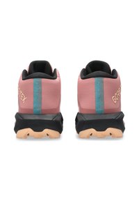 GORE-TEX-ostosauvat pinkkinä ja mustana, joissa on teksturoitu päällinen, teaalinsininen kontrastiraidoitus, pehmustettu kaulus ja kestävä ulkopohja pitävyyttä varten.