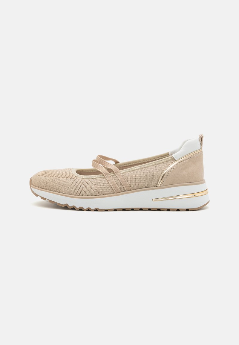 Beige strikket sko med teksturert overdel, doble stropper, hvit hælkappe og en hvit såle med gullakenter. Lavprofil design.