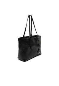 Črna torba iz krokodilne kože z dvema dolgima naramnicama, pravokotne oblike, gladke teksture in subtilno oznako, ki visi.