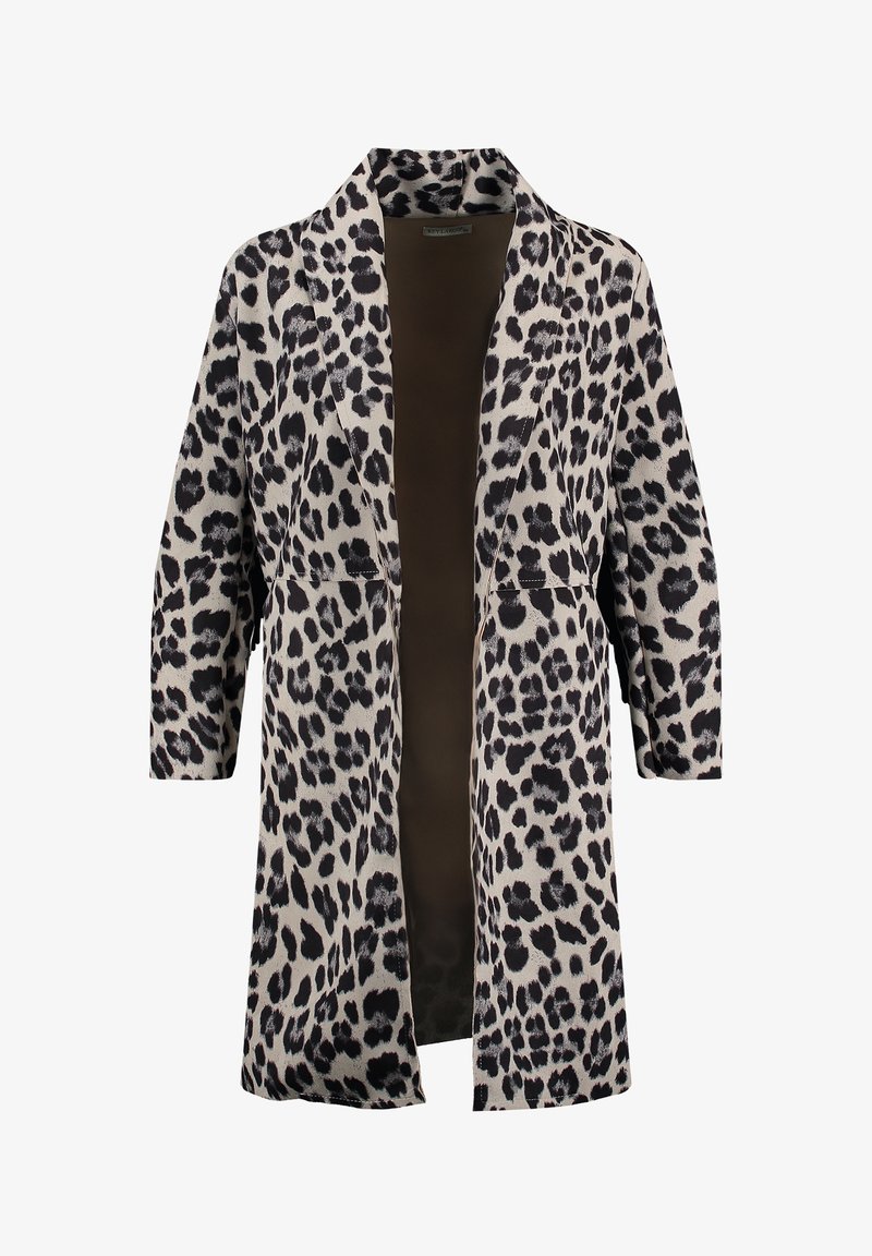Leopardprint jas met een open voorkant, mouwlengte tot halverwege de arm en een gladde textuur. Kleuren zijn onder andere beige, zwart en bruin. Voorzien van zijzakken.