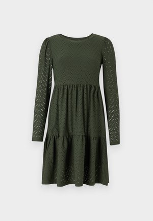 Robe longue à manches longues, verte foncée, avec un motif en chevrons, des détails en œillets, un décolleté rond et une taille froncée qui s'évase en une jupe à volants.