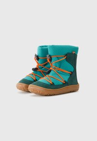 Bottes d'hiver pour enfants en tissu teal et daim vert foncé, avec des lacets orange, des cordons ajustables et des semelles en caoutchouc texturé.