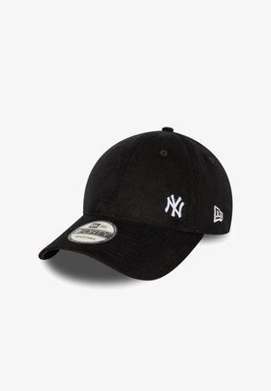 Fekete kordbársony baseball sapka lekerekített koronával és ívelt napellenzővel. Fehér hímzett logó részletekkel rendelkezik, és állítható pántja van.