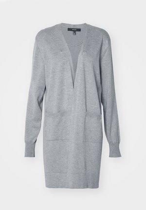Grå cardigan med dyp V-hals, lange ermer og frontlommer. Myk tekstur, åpen design og en avslappet passform.