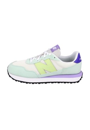 Zapatilla New Balance blanca y verde pastel con acentos en púrpura claro, tejido de malla, cierre con cordones en la parte delantera y suela de goma negra, vista de lado.