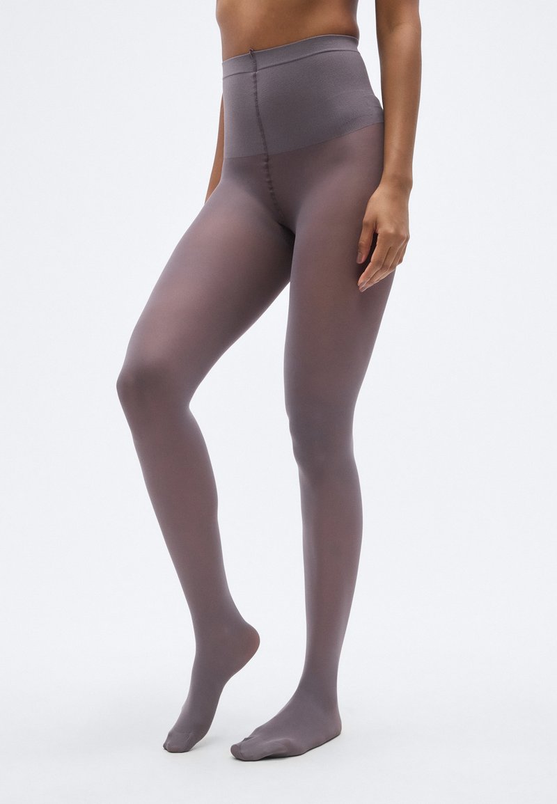 Διαφανές, μοβ καλσόν με ψηλή, υφασμάτινη μέση και λεία υφή. Διαθέτει σχέδιο με κάλυμμα ποδιού και ενισχυμένες μύτες.