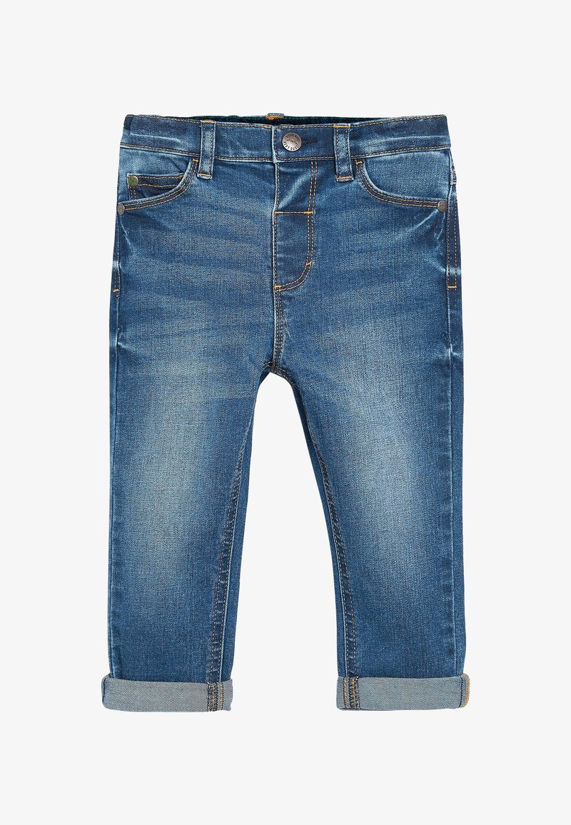 Plave traperice s podvrnutim nogavicama, prednjim džepovima, metalnim gumbom i vidljivim šavovima.