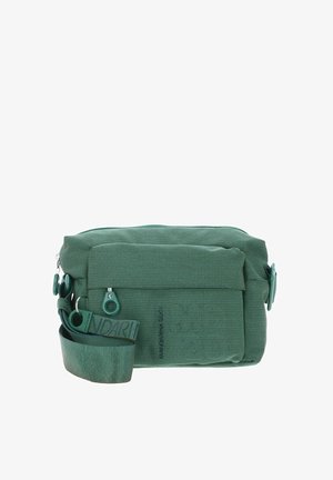 Sac bandoulière en tissu vert à surface texturée, avec pochette zippée à l'avant, bandoulière de marque et tirettes de fermeture circulaires. Forme rectangulaire compacte.