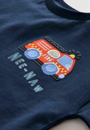 Marineblå sweatshirt med en broderet rød brandbil med blå hjul og gule accenter, ledsaget af teksten "NEE-NAW" i lyseblå.