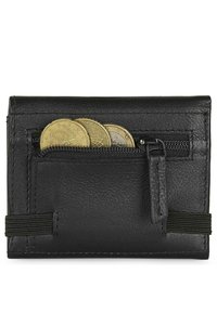 Cartera de cuero negro con un bolsillo para monedas con cremallera, banda elástica y textura suave. Monedas visibles en el bolsillo superior. Forma rectangular compacta.