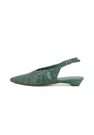 Scarpa bassa slingback in pelle intrecciata verde con punta appuntita, piccolo tacco a blocco e cinturino regolabile con fibbia.