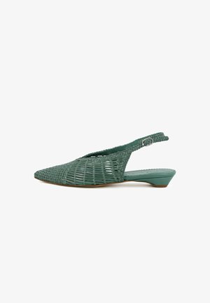 Scarpa bassa slingback in pelle intrecciata verde con punta appuntita, piccolo tacco a blocco e cinturino regolabile con fibbia.