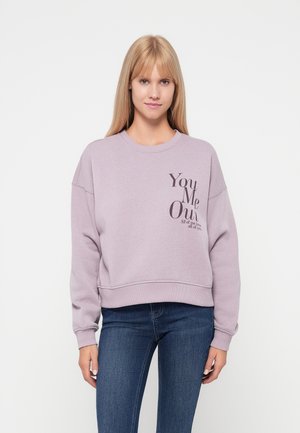 Sudadera corta de color lila hecha de material suave. Presenta un diseño de texto gráfico negro en la parte frontal. Mangas largas con puños acanalados.