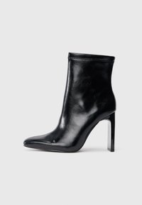 Enkellaarsjes met hoge hak - black