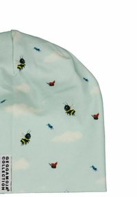 Vaaleansininen pipo, jossa on kuvioita mehiläisistä, seittihämähäkeistä ja muurahaisista. Se on pehmeä ja siinä on "Geggamoja Collection" -merkki.