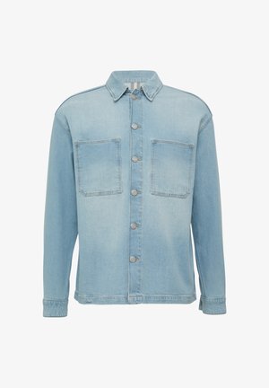 Svetlo modra jeansa jakna s gumbom za zapiranje spredaj, dvema prsnih žepoma in oblikovanimi dolgimi rokavi s klasičnim ovratnikom.