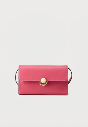 Roze leren clutch tas met een plat ontwerp, een gouden ronde sluiting en een dunne schouderband. Gladde textuur zonder zichtbare patronen.
