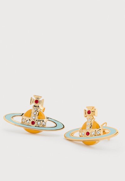 Σκουλαρίκια σε χρυσό τόνο που μοιάζουν με πλανήτες με μπλε λεπτομέρειες, κόκκινες και διαφανείς πέτρες ριντόν, και ένα χαρακτηριστικό σχέδιο με κεντρικό θόλο.