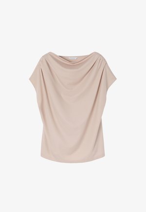 Perzikkleurige top met een brede halslijn en korte mouwen, gemaakt van een soepele stof, met zachte plooien en zonder zichtbare sluitingen.