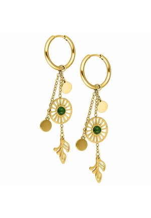 Goldene Creolen mit mehreren anhängenden Charms, darunter ein grüner Stein im Sonnenstrahl-Design, kleine Scheiben und blattförmige Anhänger.