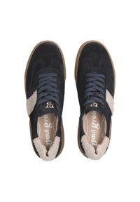 Sneakers in suede blu navy con accenti in shearling dalla texture cremosa, punta rotonda e suola piatta in gomma. Presentano lacci scuri e dettaglio del logo in oro.