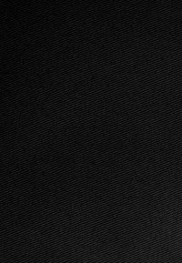 Tissu noir texturé avec un subtil motif en diagonale, surface uniforme et finition mate. Aucun élément ou accent visible.