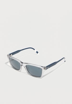 Rechteckige Sonnenbrille mit transparentem vorderem Rahmen und dunkelblauen Bügeln, ausgestattet mit dunkel getönten Gläsern und Polo-Logo auf dem Glas.