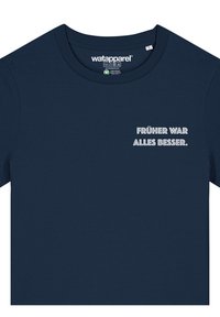 Marineblau T-shirt met ronde hals, korte mouwen en witte tekst die leest "FRÜHER WAR ALLES BESSER." Zacht textuurstof.