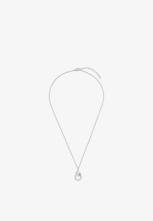 Collier en chaîne argentée avec un pendentif circulaire entrelacé, l'un orné de petites pierres claires, design simple et longueur ajustable.