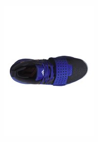 Schwarzer Sportschuh mit einem strukturierten Mesh-Obermaterial, blauen synthetischen Akzenten, perforiertem Riemen, flachen Schnürsenkeln und einem kontrastierenden orangen Logodetail.