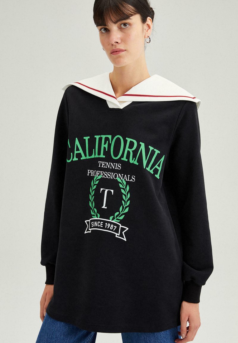 Fekete pulóver nagy zöld "CALIFORNIA" felirattal, fehér tengerészkollárral, piros akcentussal és grafikai részletekkel. Hosszú ujjú.