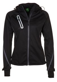 Schwarze Softshelljacke mit Kapuze, durchgehendem Reißverschluss und einer Brusttasche mit weißem Rand sowie reflektierenden grauen Streifen an den Ärmeln.