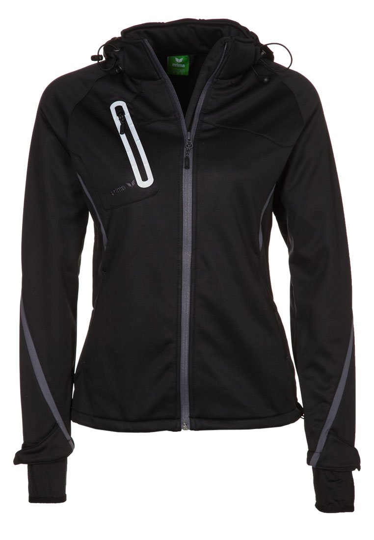 Schwarze Softshelljacke mit Kapuze, durchgehendem Reißverschluss und einer Brusttasche mit weißem Rand sowie reflektierenden grauen Streifen an den Ärmeln.