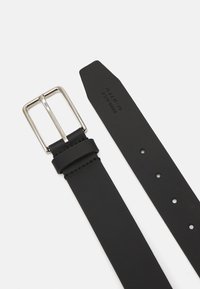 Cinturón de cuero negro con una hebilla rectangular de plata, que presenta agujeros para ajuste y superficies suaves y texturizadas en ambos lados.
