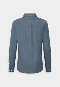 Donkerblauwe overhemd met lange mouwen en een button-down kraag, rugplooi en knoopaccenten op de manchetten. Gemaakt van textuurstof.