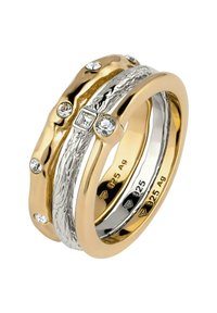 Drei verflochtene Ringe in Gelbgold- und Silbertönen, die ein strukturiertes Band mit Diamantakzenten und polierten, glatten Oberflächen aufweisen.