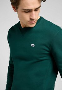 Lee LONG SLEEVE PATCH CREW - REGULAR FIT - Felpa - jade forest