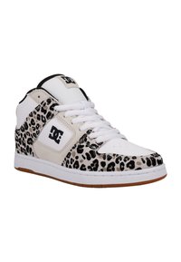 DC Mid-Top Sneaker mit weißem Textil und Akzenten aus Leopardenmuster-Suede, ausgestattet mit einer Gummisohle, flachen weißen Schnürsenkeln und gepolstertem Schuhkragen.