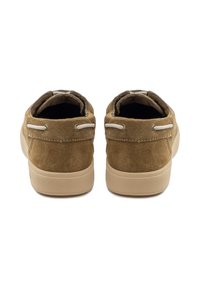 Pantofi din suede maro cu un profil scăzut, textură netedă și talpă din cauciuc bej. Au șireturi bej și accente de cusătură bej.