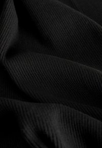 Tessuto nero a coste con una superficie liscia, caratterizzato da linee parallele prominenti che si estendono verticalmente. Materiale morbido e flessibile.