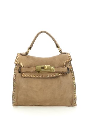 Borsa a mano in pelle color cuoio con design strutturato, dettagli con borchie, manico superiore e chiusura frontale in ottone. Superficie testurizzata e linee pulite.