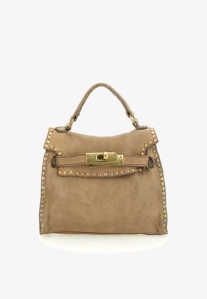 Borsa a mano in pelle color cuoio con design strutturato, dettagli con borchie, manico superiore e chiusura frontale in ottone. Superficie testurizzata e linee pulite.